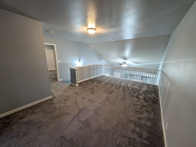 Building Photo - Large 3 Bedroom Corner Unit in The Heart o...