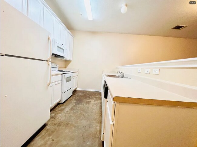 Building Photo - 10718 Mathom Landing
