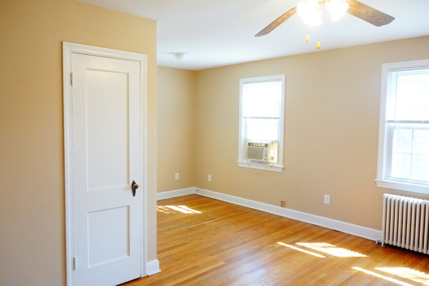 Building Photo - Beautifully Updated Apartments in a Quiet Garden-Style Building