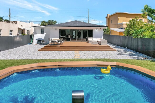 Building Photo - 5313 NE 1st Ave