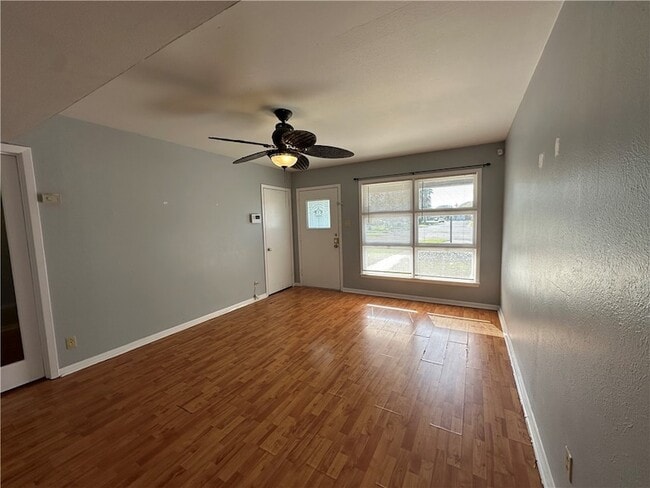 Building Photo - 117 Holly Dr