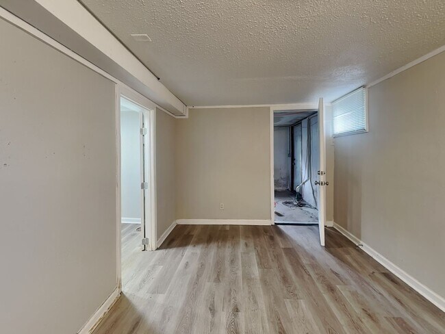 Building Photo - Updated 3 Bed Home with Granite Kitchen, Fenced Yard & Garage