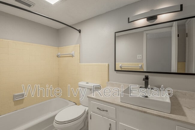 Building Photo - 818 University Ave