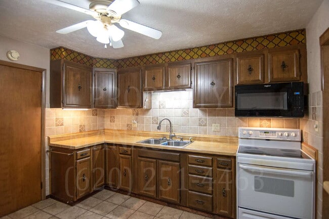 Building Photo - 3-Bed, 1.5-Bath with Detached Dual-Access ...