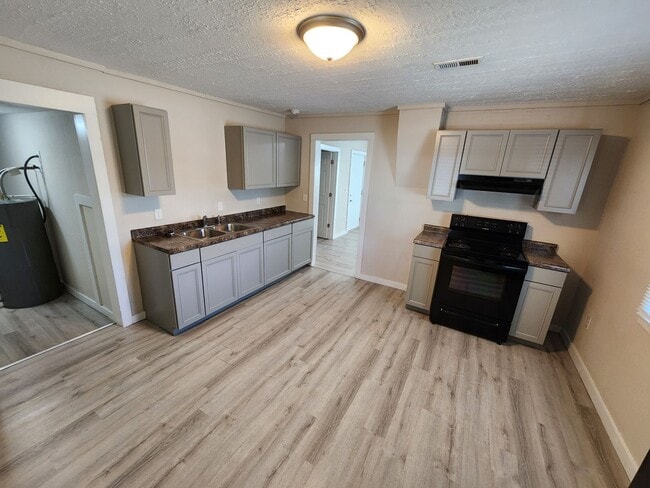 Building Photo - Spacious 1-Bedroom, 1-Bathroom Home AVAILA...