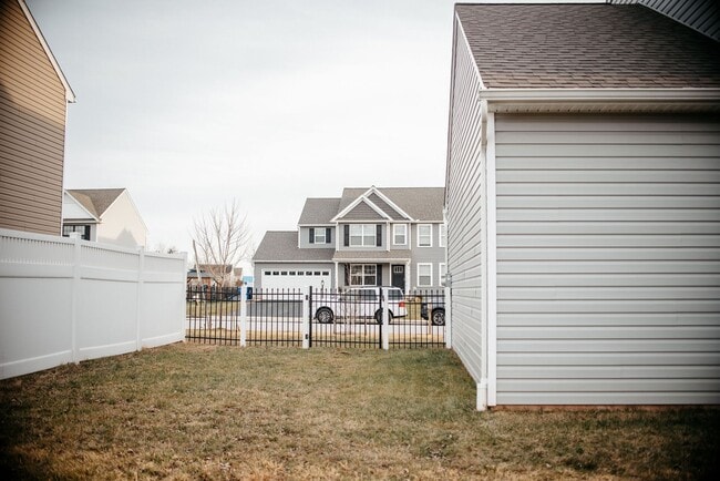 Building Photo - 220 Callie Dr