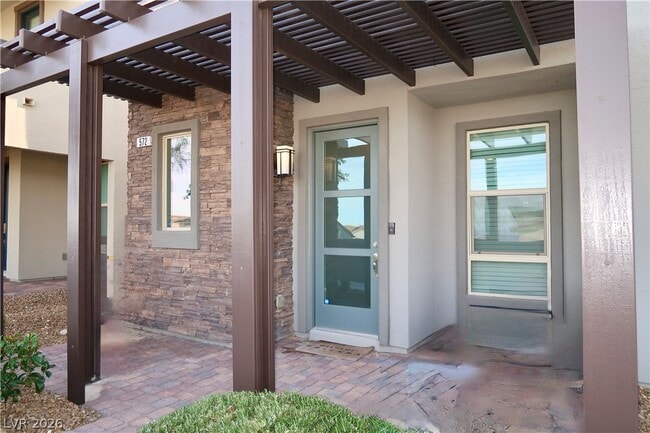 Building Photo - 572 Pear Lake St