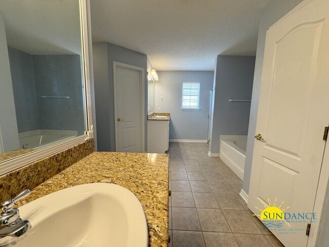 Building Photo - Stunning 4-Bedroom Home in Desirable Holle...