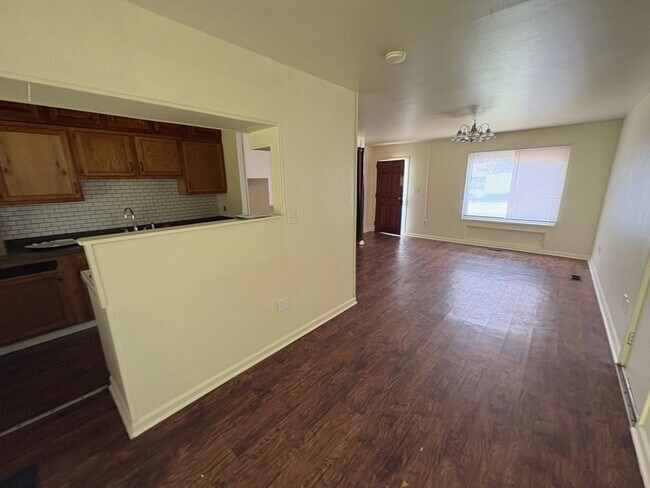 Building Photo - Charming 3-bedroom, 1.5-bath home in Dayton