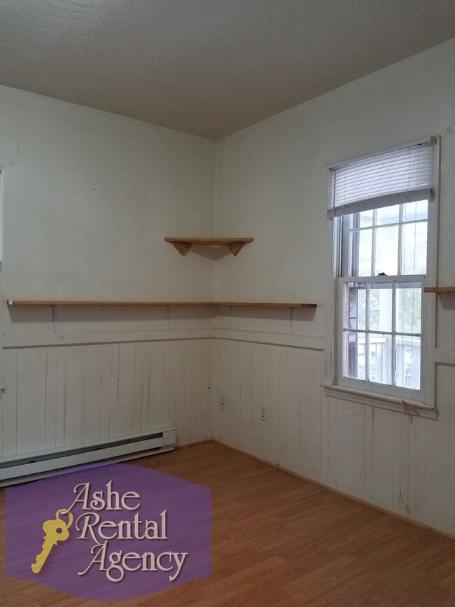 Building Photo - Charming 2 Bedroom 1 Bathroom Cottage By the River