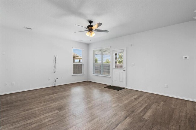 Building Photo - 497 Esperanza Dr