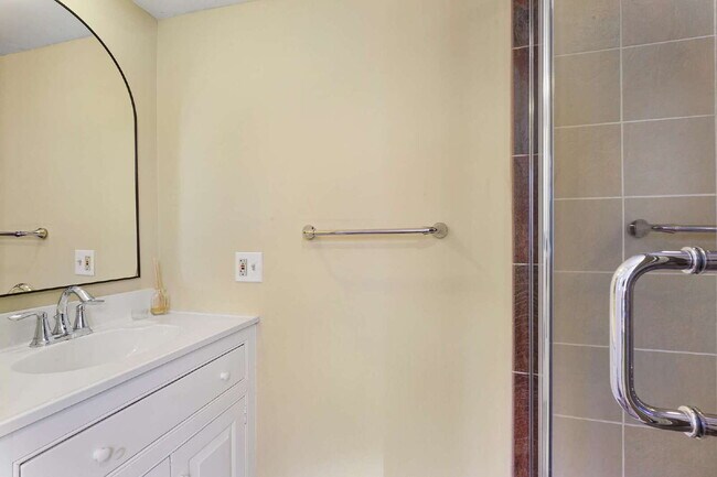 Building Photo - Historic Mendham Home