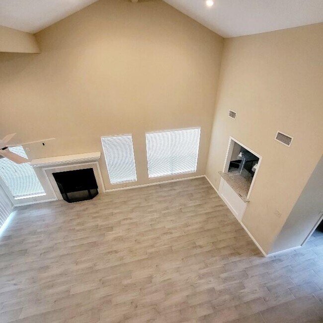 Building Photo - 16430 Clearwater Cir