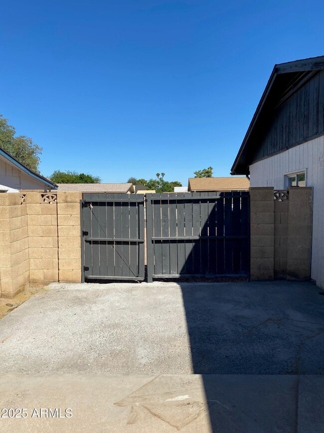Building Photo - 1821 W Libby St