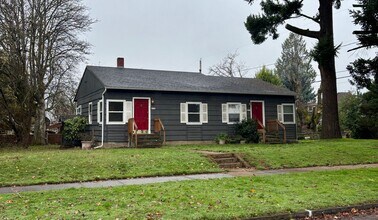 Building Photo - Half off first month's rent! Cute 2-bdrm/1-bath St. Johns duplex. Garage, new paint/carpet/fridge