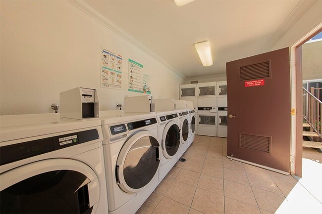 Building Photo - 2BR/1BA Clairemont Condo Freshly Painted, New Vinyl Plank Flooring Throughout Patio, 1 Parking Space