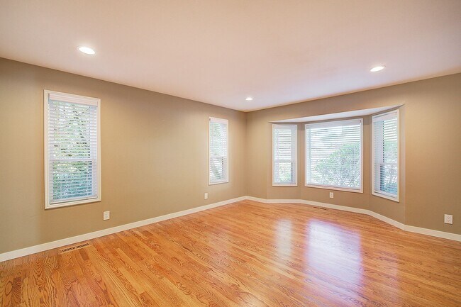 Building Photo - 3bd/2.25ba Sammamish Home