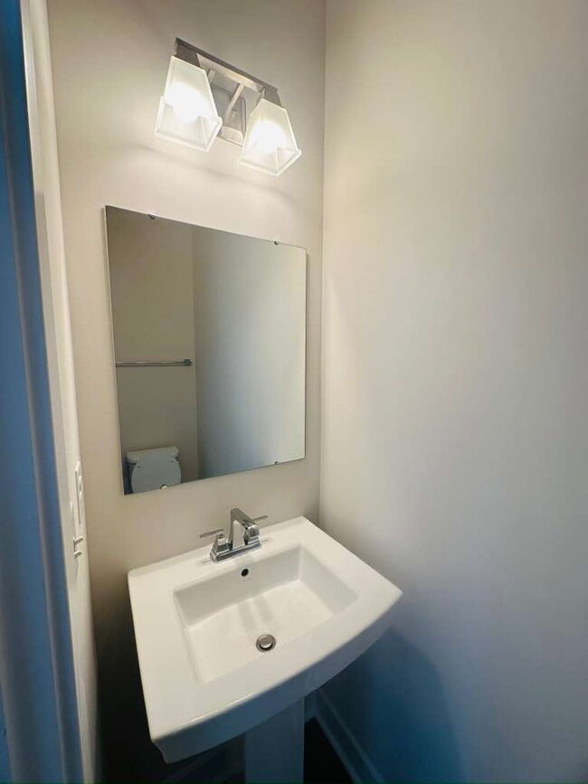 Building Photo - 9904 Oaklawn Blvd NW