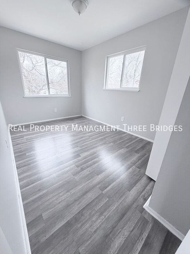Building Photo - 241 Flora Dr