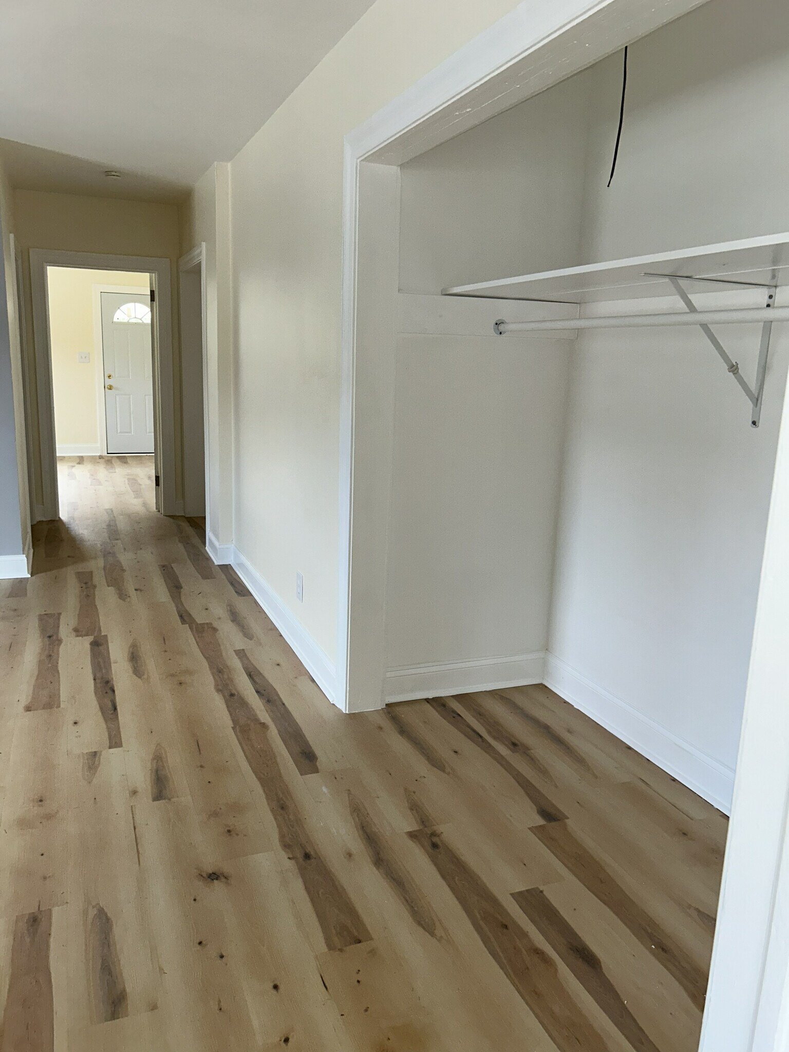 Building Photo - Room in Duplex on Richardson Ave