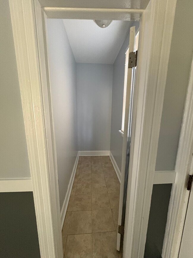 Building Photo - 1034 W 61st St