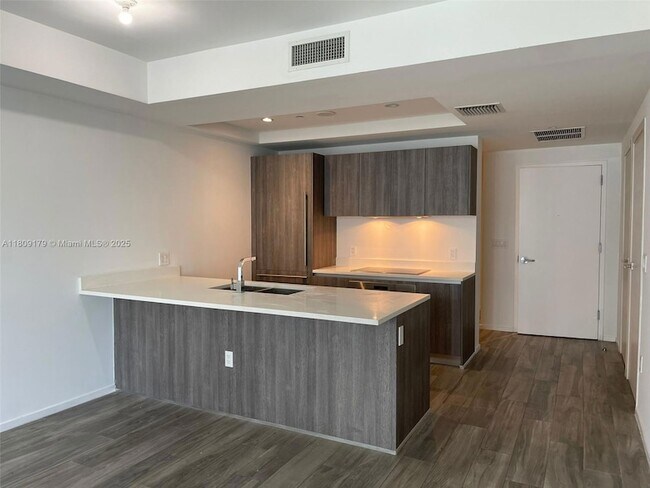 Building Photo - 801 S Miami Ave
