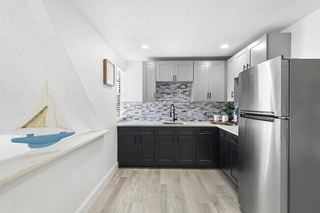 Building Photo - 1932 Lake St