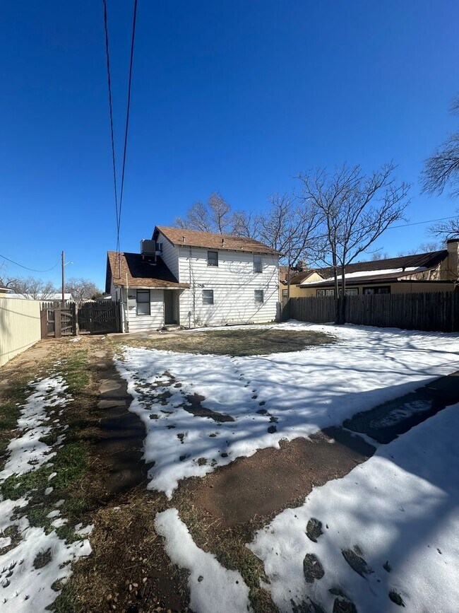 Building Photo - Spacious 4 Bedroom!