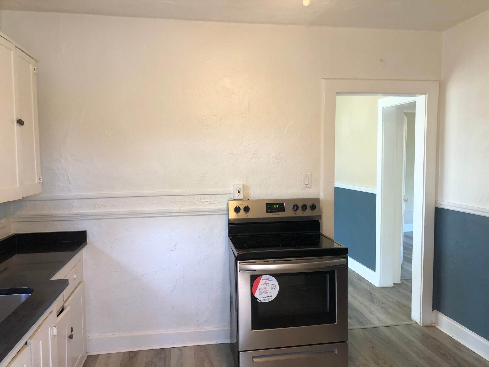 Building Photo - 418 Goodall Ave