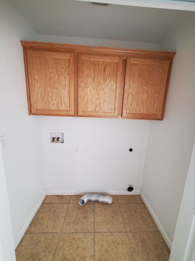 Building Photo - 3 Bedroom 2 Bath Single Family Home