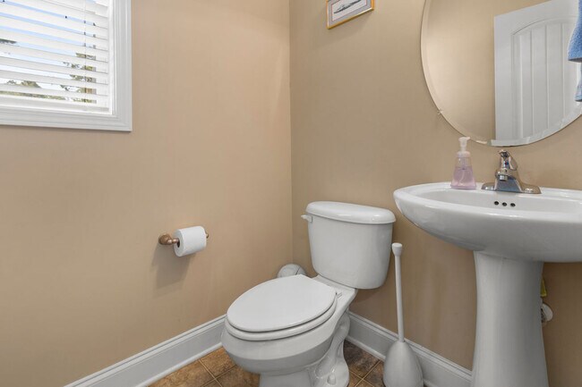 Building Photo - 209 Admiral Ct
