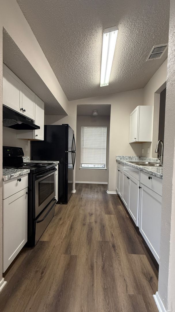 Building Photo - 2 Bed 1 Bath