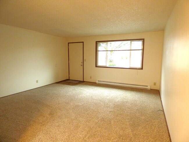 Building Photo - Rent Special: 1/2 Off May's Rent!! 2-bedroom Single Level Apartment