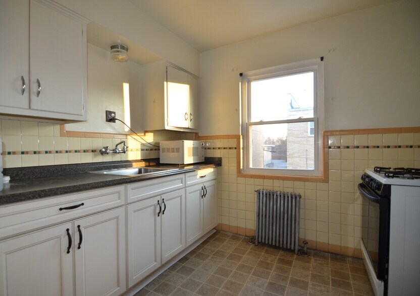 Building Photo - 7456 Edgemont Rd