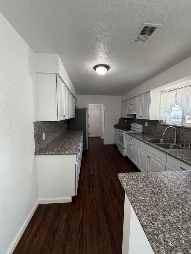 Building Photo - Charming 2-Bed, 1.5-Bath Home with 2-Car Garage in Hesperia, CA!
