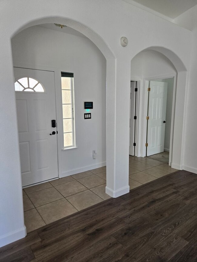 Building Photo - Beautiful 3 bedroom!