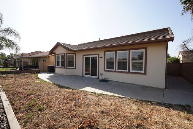 Building Photo - Beautiful 3 Bed / 2 Bath Moreno Valley Home with Garage