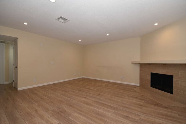 Building Photo - Large 2Bedroom | 2nd Floor | Highly Remodeled