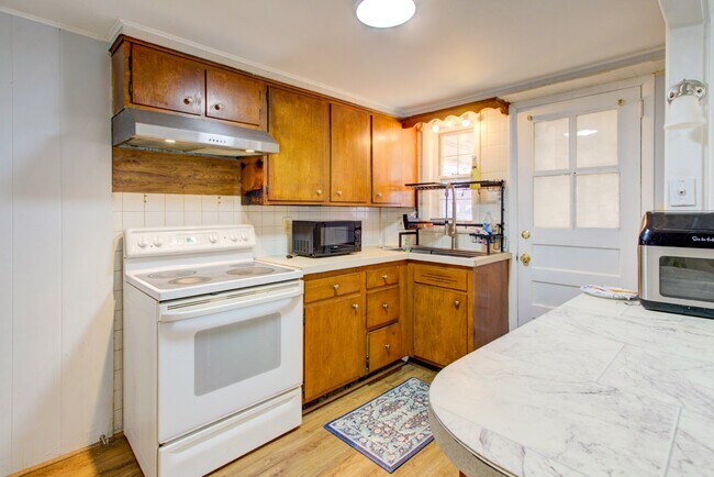 Building Photo - 824 Wabank St