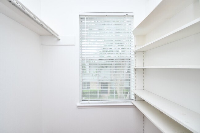 Building Photo - 10018 Knoboak Dr