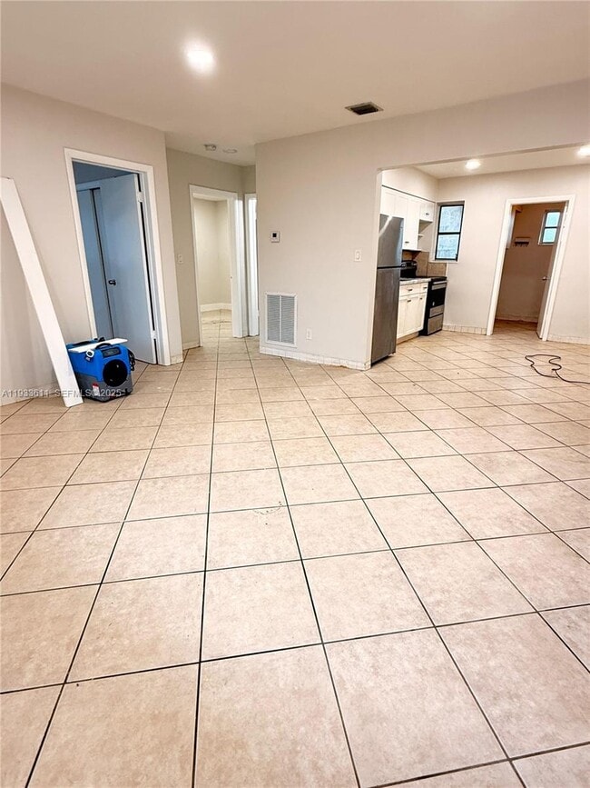 Building Photo - 4851 SW 28th Terrace