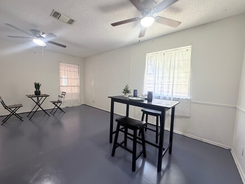 Building Photo - 7418 Meadow Cliff St