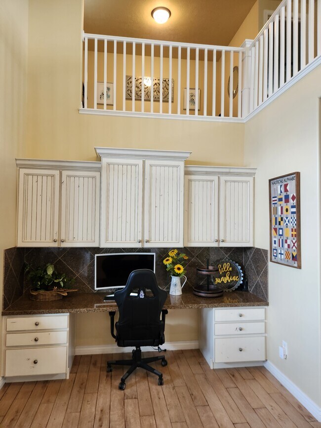 Building Photo - 2352 S Shorewood Dr