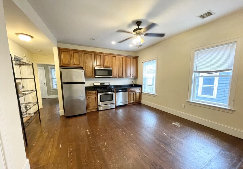 Building Photo - 178 Hillside St