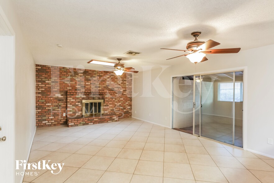 Building Photo - 2130 E Radcliffe Dr