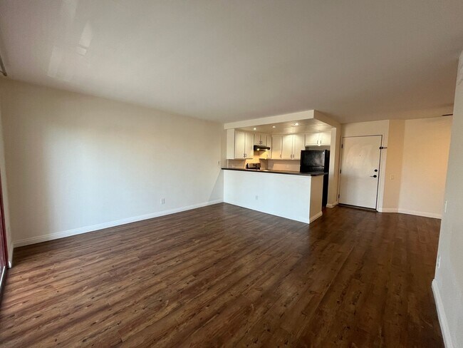 Building Photo - Canoga Park 2+1 w/pool + spa, gated entry + parking included!