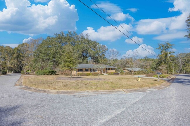 Building Photo - 202 Confederate Dr N