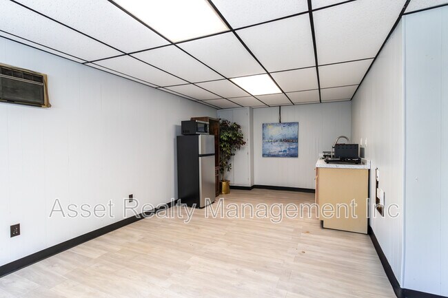 Building Photo - 708 Dutch Valley Drive Northeast - 1