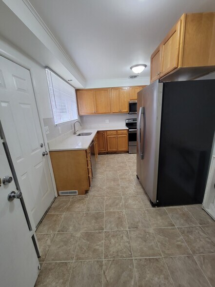 Building Photo - 4011 Buckingham Dr