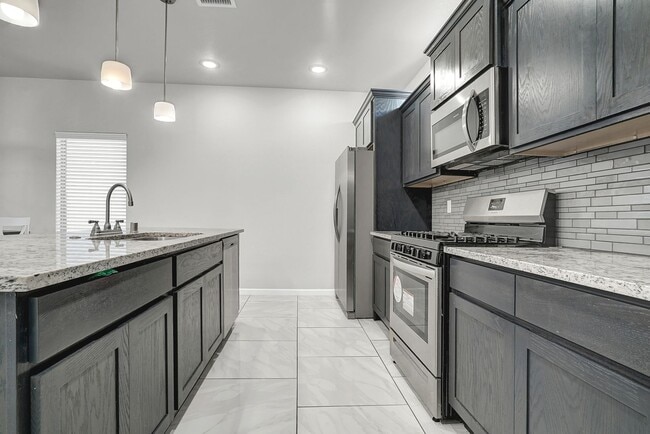 Building Photo - Upper Valley 2 Bedroom 2.5 Bath